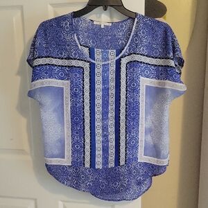 Violet & Claire SzLg Blue Printed Short Sleeve Blouse with Geometric Trim
